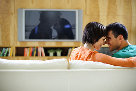 coppia guarda film romantico