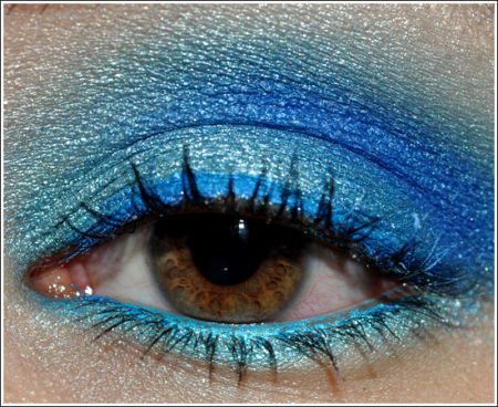 Trucco occhi: blu intenso per l’estate
