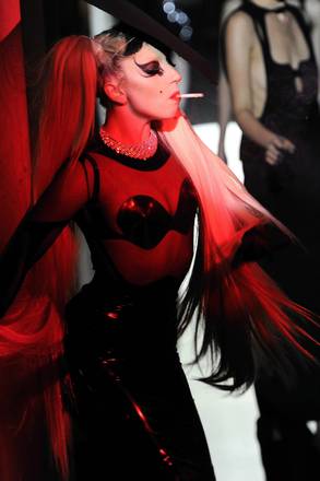 Lady Gaga modella per Thierry Mugler