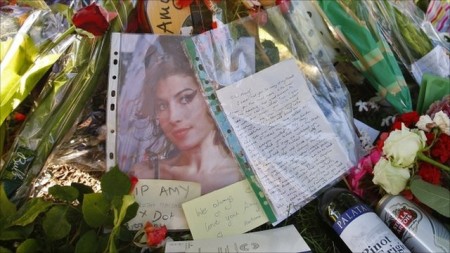 Amy Winehouse verrà cremata oggi, mentre si scopre che l’ex marito è fuori dal testamento