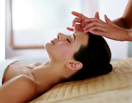Per sentirvi più giovani provate il massaggio viso anti-age al quarzo rosa
