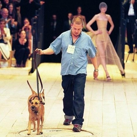 Alexander McQueen, morto più di un anno fa, lascia parte dell’eredità ai suoi cani!