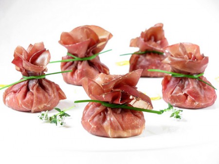 Fagottini di bresaola al tonno, ricetta estiva e fresca
