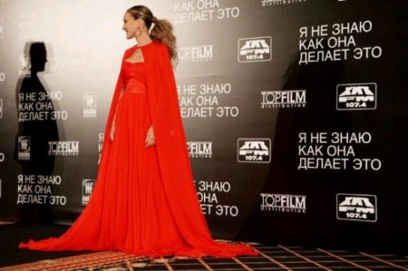 Sarah Jessica Parker da togliere il fiato in rosso firmato Giambattista Valli