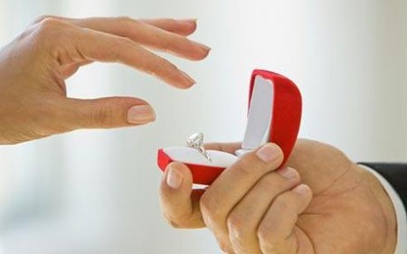 La crisi colpisce anche gli anelli di fidanzamento, budget sempre più bassi