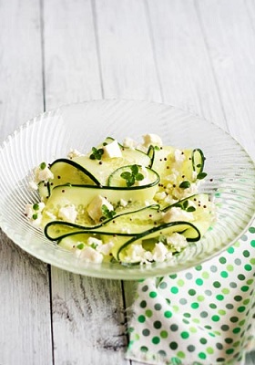 Insalata di zucchine grigliate e feta, estiva e facilissima