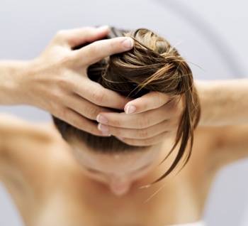 Maschere fai da te per capelli stressati, facili e low cost