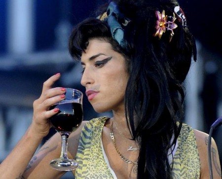 E’ stato l’alcool e non la droga, a stroncare Amy Winehouse, svelato il mistero sulla sua morte