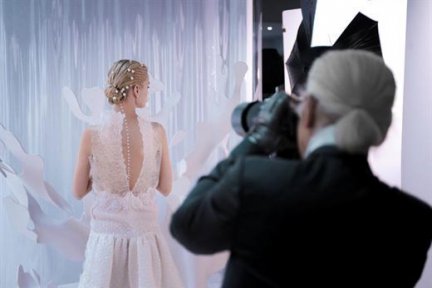 Karl Lagerfeld, il genio creativo di Chanel, si confessa e parla della sua moda