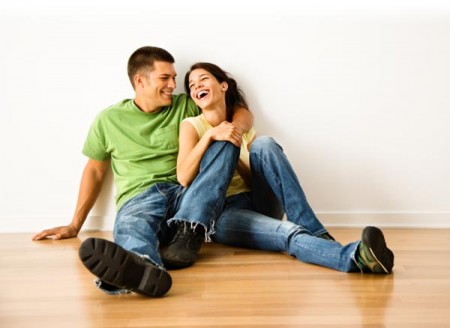 Il detto “due cuori e una capanna” vale sempre: il matrimonio è più felice se i soldi non contano
