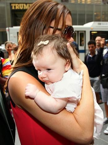 Victoria Beckham crea una collezione per bambini, che mammina premurosa