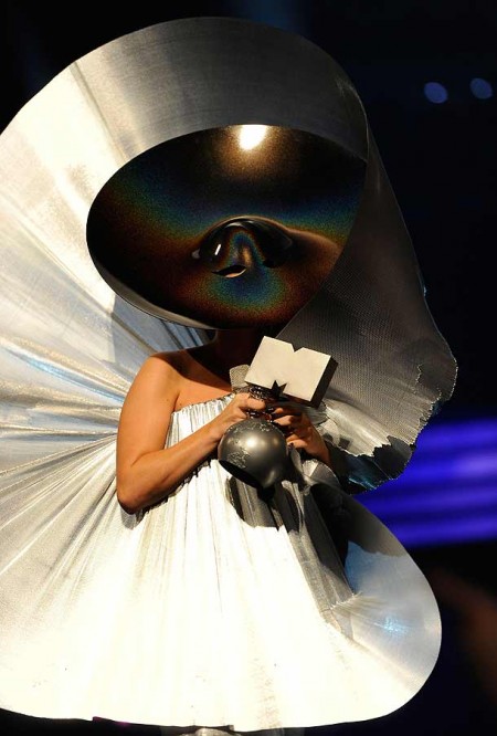 Lady Gaga stupisce ancora, si presenta agli EMA 2011 con un look “spaziale” che le nasconde il viso!