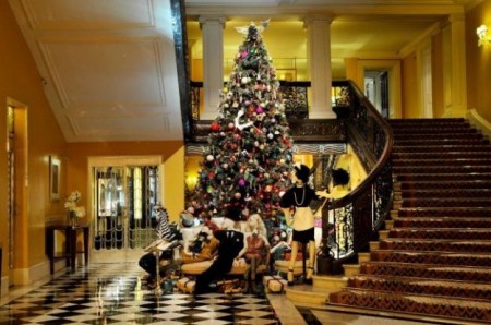 L’albero di Natale più glamour firmato Lanvin al Claridge’s Hotel di Londra