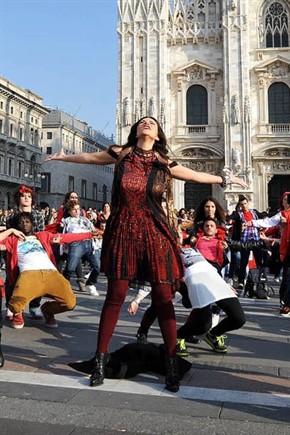 Laura Pausini e il flashmob a Milano per promuovere il nuovo disco “Inedito”