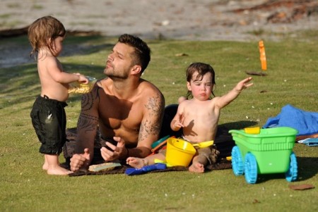 Ricky Martin diventa spagnolo per amore, presto le nozze con Carlos Gonzalez