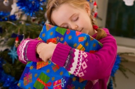 Sotto l’albero di Natale solo giocattoli sicuri per i bambini, ecco come sceglierli