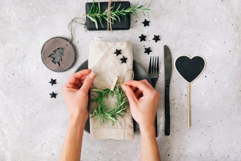 come apparecchiare la tavola con decorazioni fai da te
