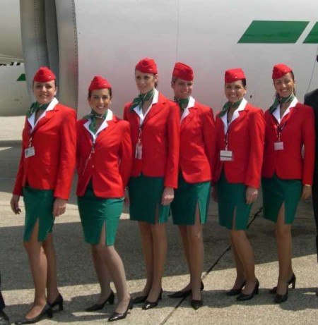 Hostess Meridiana in rivolta contro le nuove divise da “modella” taglia S