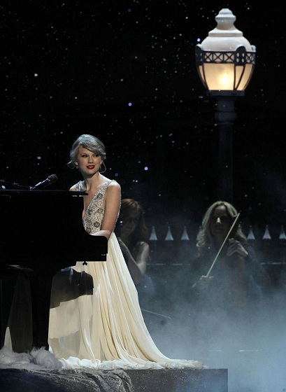 Taylor Swift agli Academy of Country Music Awards con un cavaliere malato di leucemia