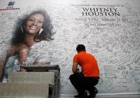 Whitney Houston, oggi i funerali in diretta web