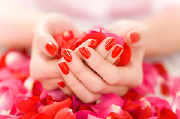 Cura mani: tutte le creme, i rimedi naturali per prepararle all’estate