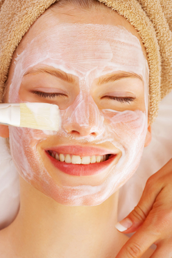 Scrub viso fai da te alle mandorle, la ricetta