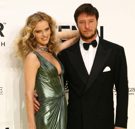 Eva Herzigova, mamma felice, perdona il tradimento del marito