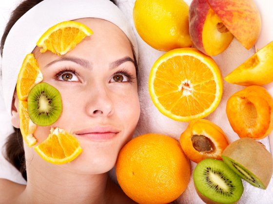 Maschere per il viso con la frutta fresca