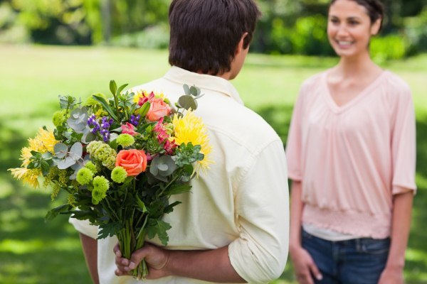 Per conquistare una donna ci vogliono i fiori, lo conferma uno studio
