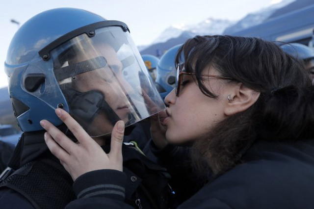 Denuncia per violenza sessuale alla No Tav del bacio al poliziotto