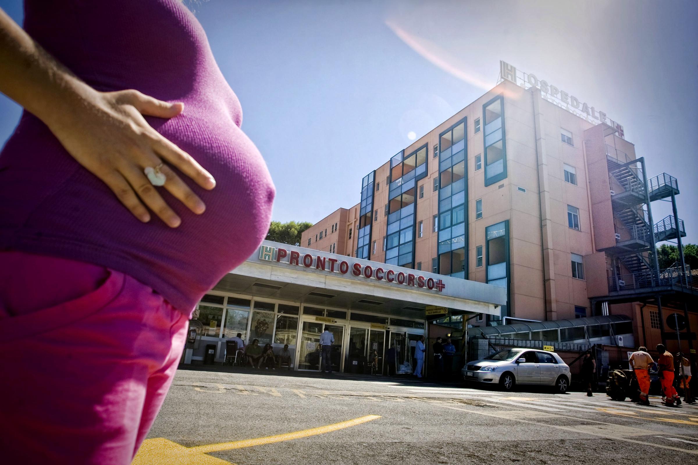 Abortisce da sola in bagno: costretta dai medici obiettori di coscienza
