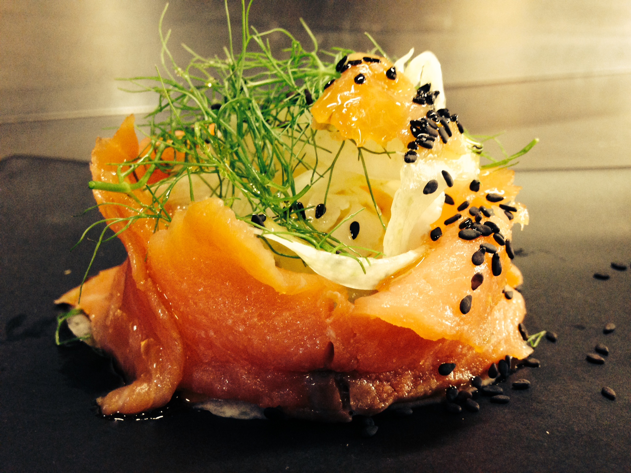 Salmone marinato al miele con insalata di finocchi e sesamo