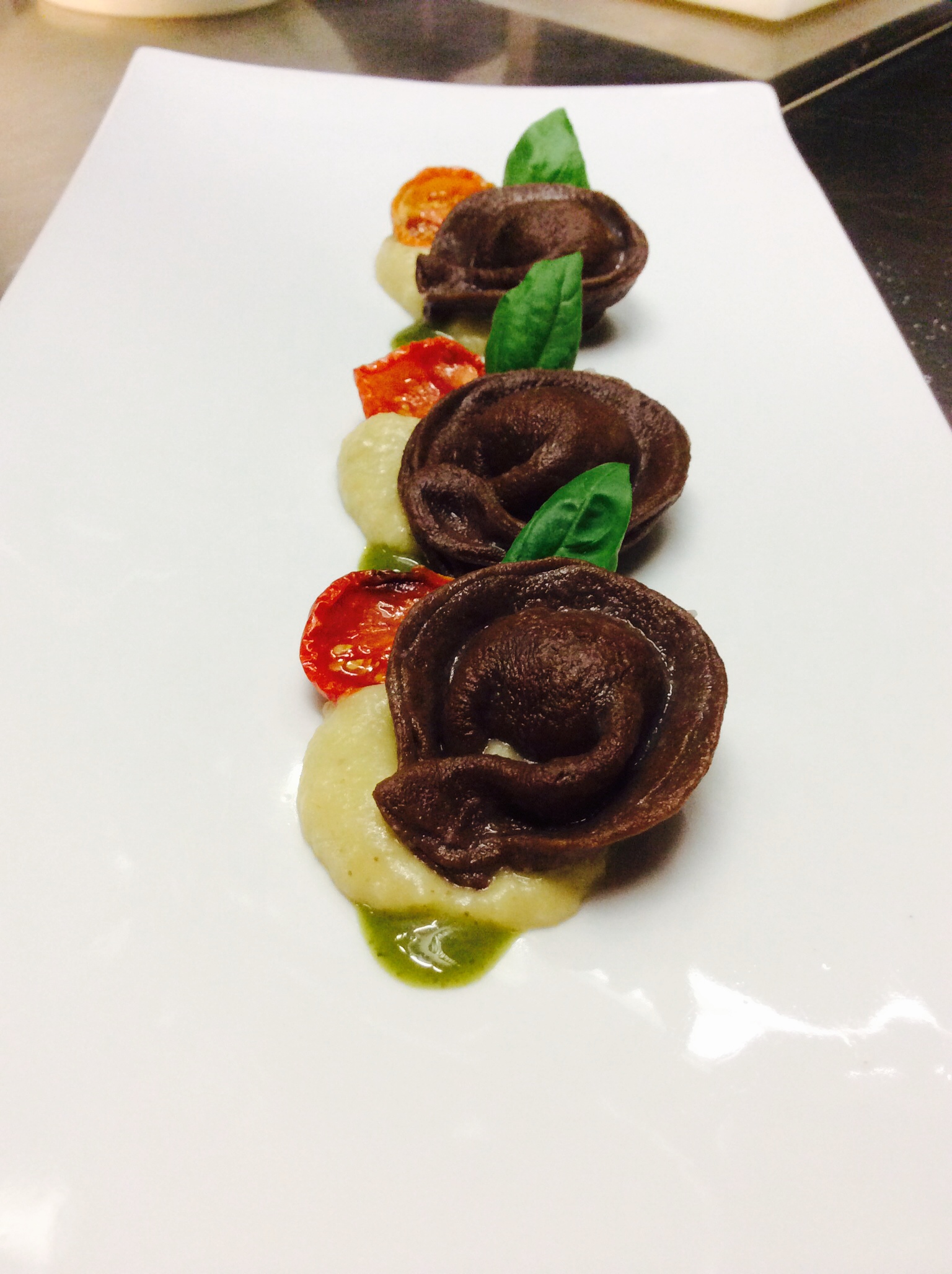 Tortelli al cacao con crema di melanzane e pomodorini