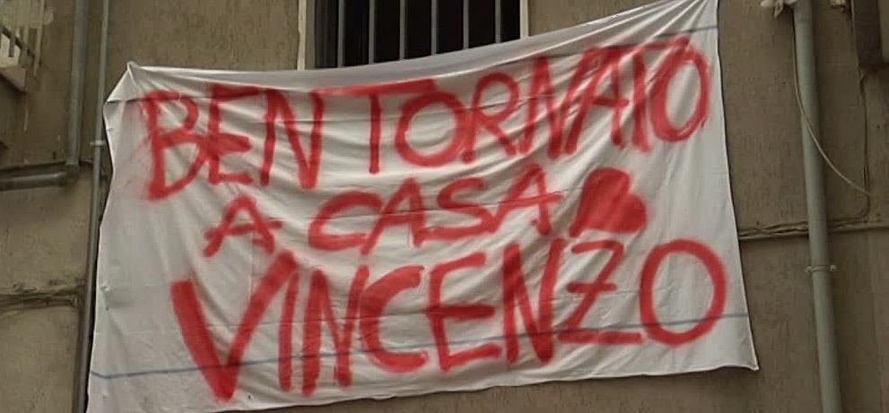 Vincenzo, il 14enne napoletano aggredito e seviziato, è tornato a casa
