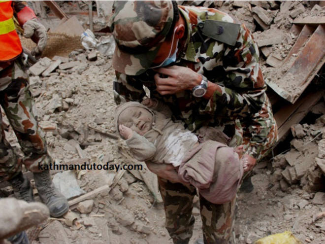 Nepal, neonato salvato dalle macerie