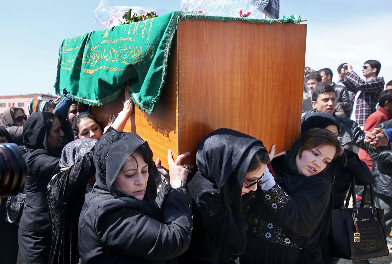 Condannati a morte gli assassini di Farkhunda, la giovane afghana uccisa per blasfemia