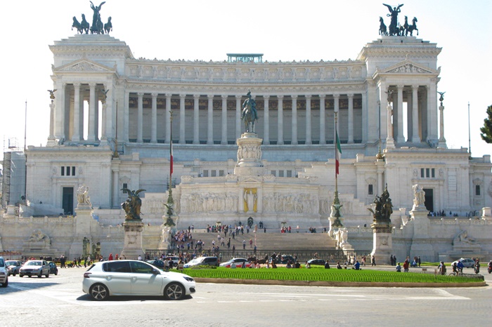 Di fronte al Vittoriano