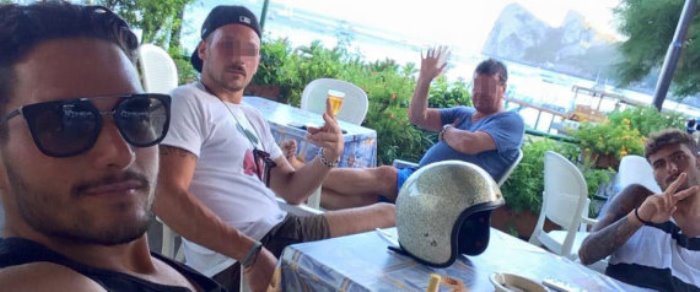 Sorrento, stuprano una turista americana e pubblicano selfie in segno di vittoria
