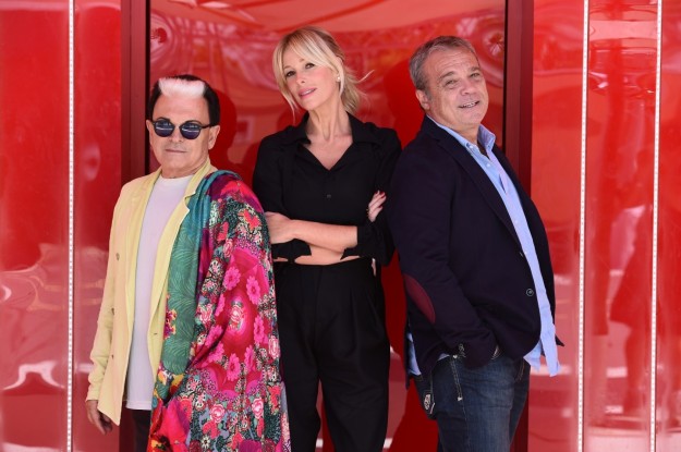 alessia-marcuzzi-con-gli-opinionisti-cristiano-malgioglio-e-claudio-amendola