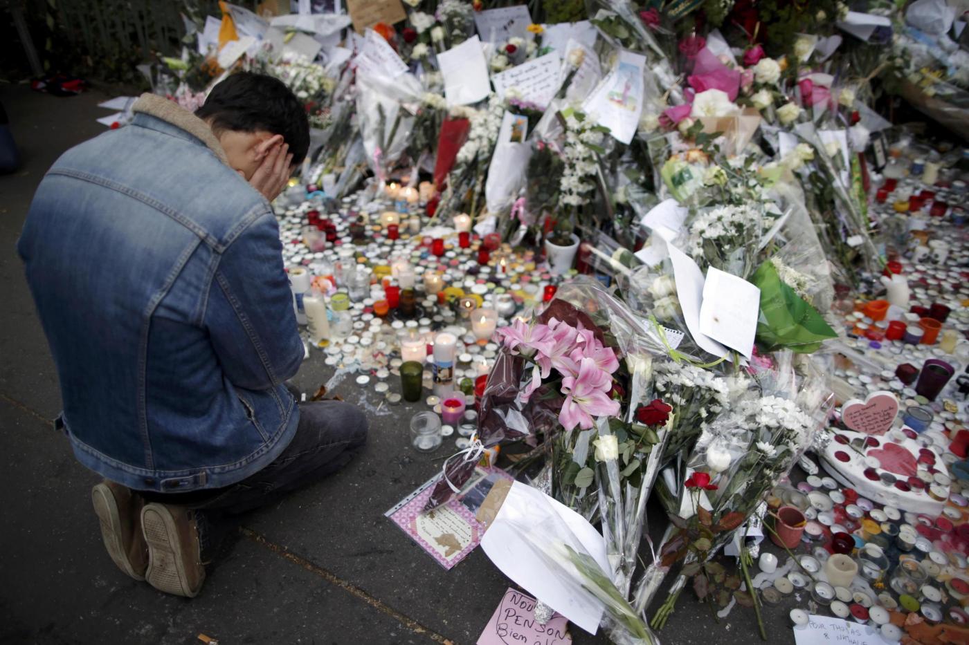 Parigi , omaggi alle vittime nei luoghi degli attacchi