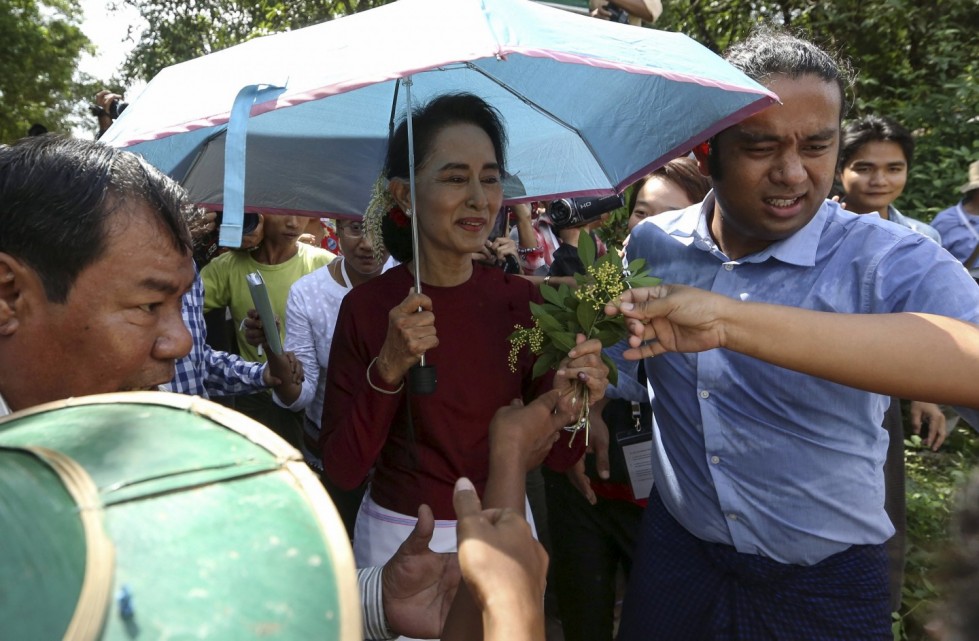 Aung San Su Kyi al termine di un incontro politico