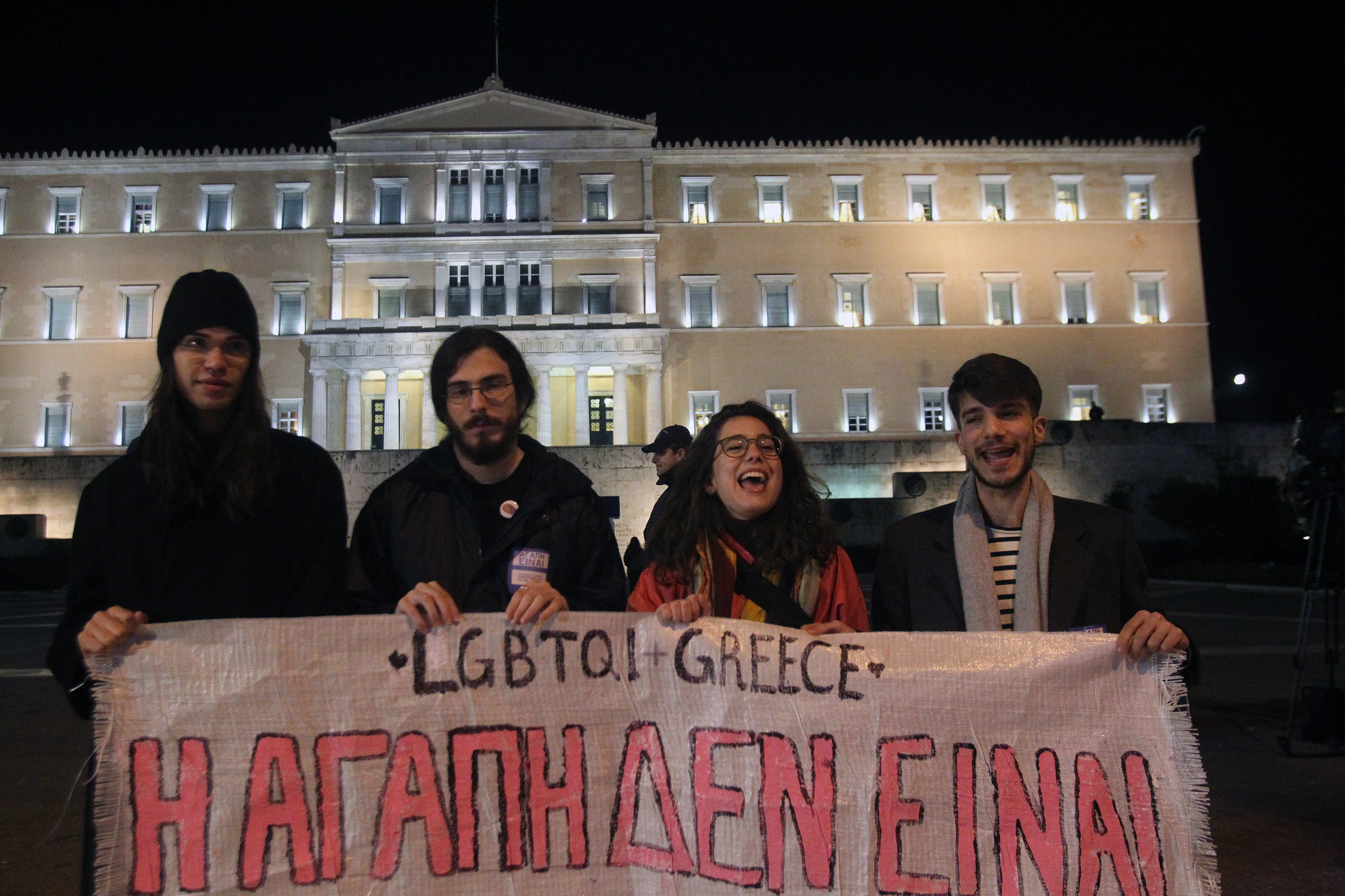 Grecia, il Parlamento approva la legge sulle unioni gay