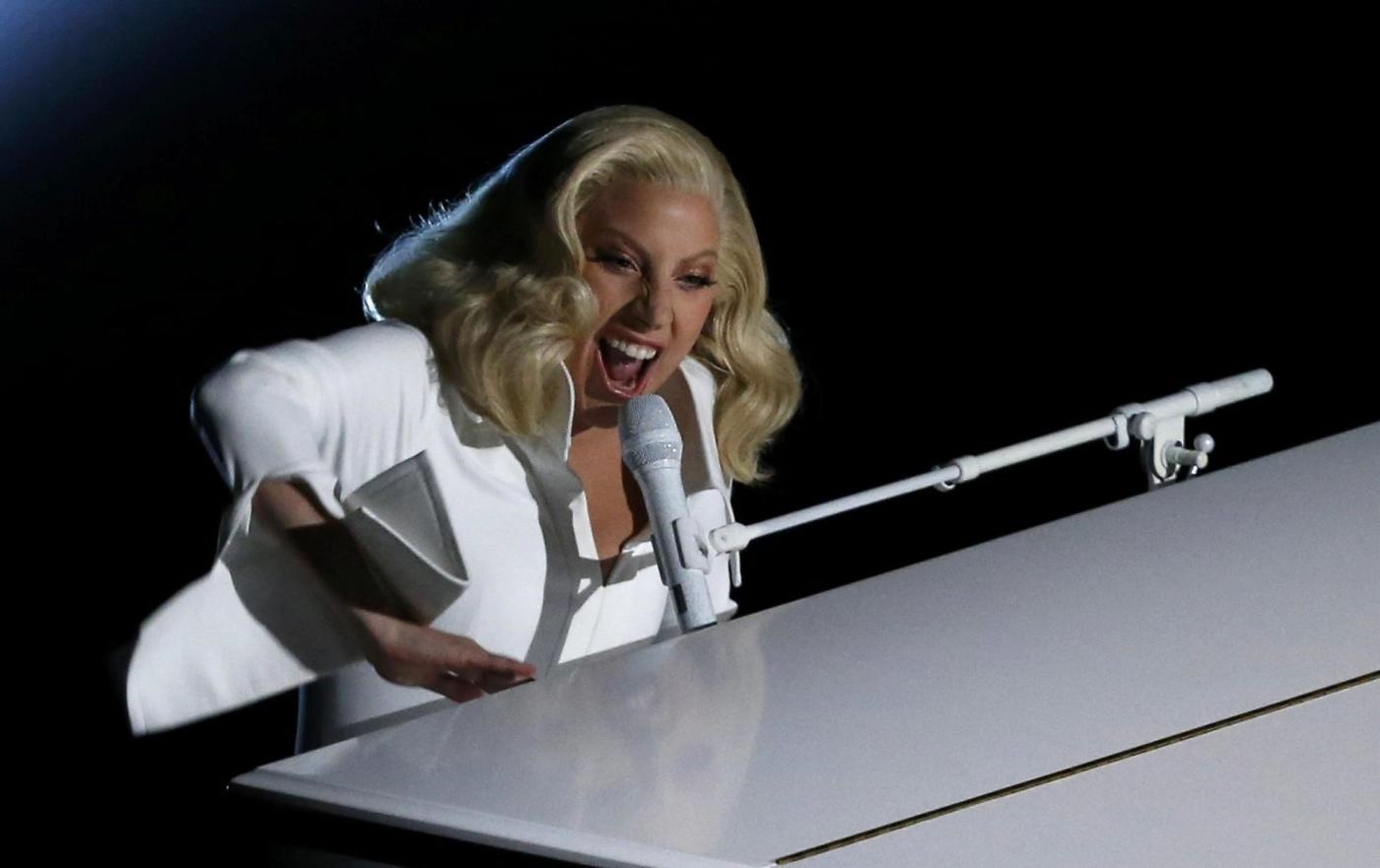 Oscar 2016, Lady Gaga racconta il suo stupro e dedica un brano contro la violenza