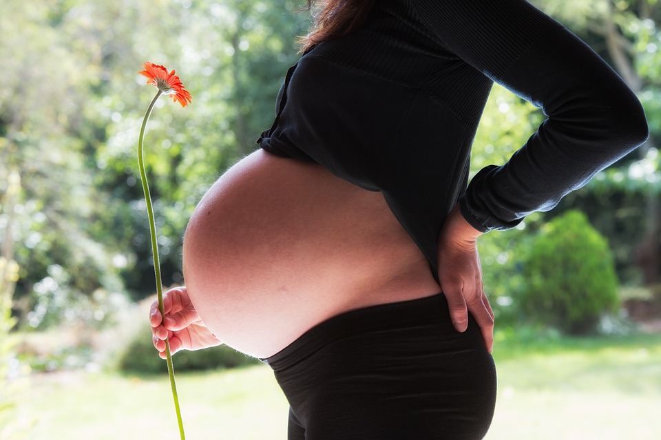 Utero in affitto in Italia: come funziona, la legge e i casi controversi