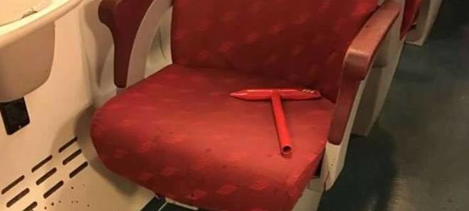 Aggredita giovane nel treno a colpi di martello