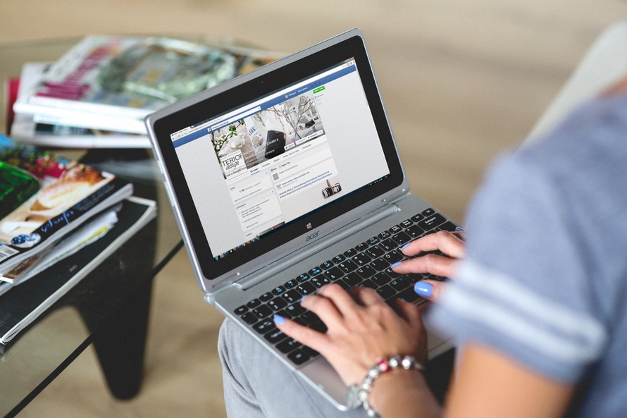 I 10 buoni motivi per cui avere (o non avere) tua madre su Facebook