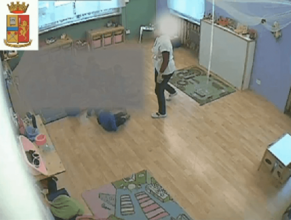 Bambini maltrattati a Grosseto: arrestate tre educatrici dell’asilo