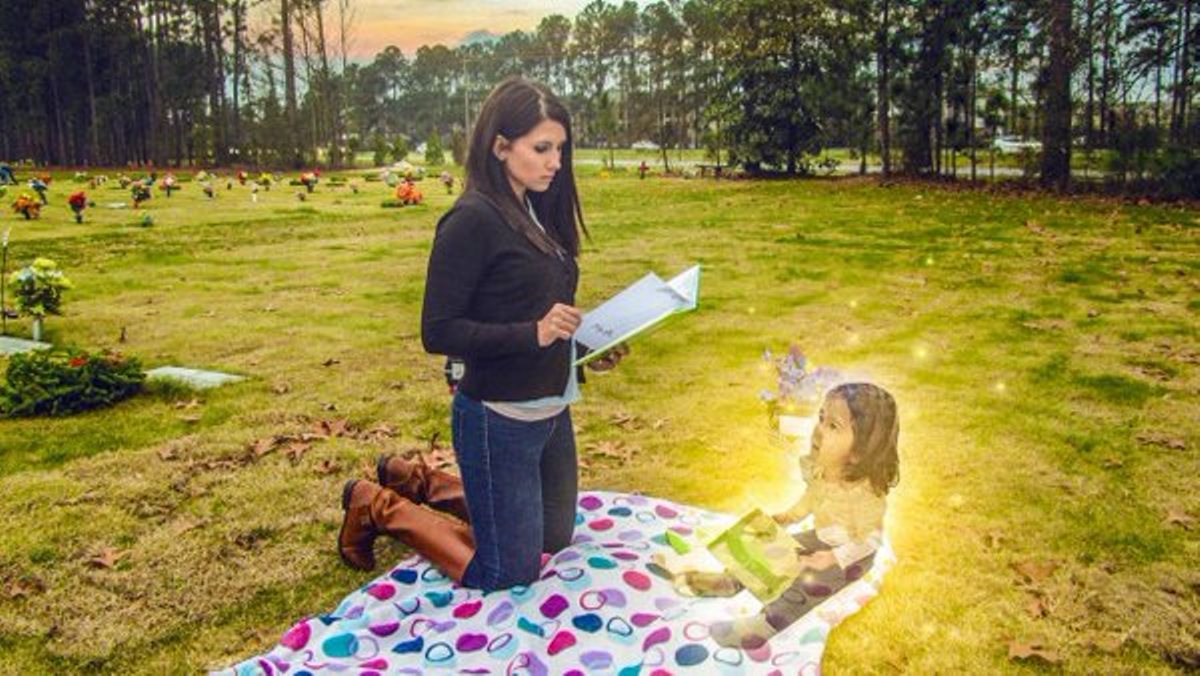 Mamma condivide fotomontaggi della figlia morta sui social, poi spunta la sconvolgente verità