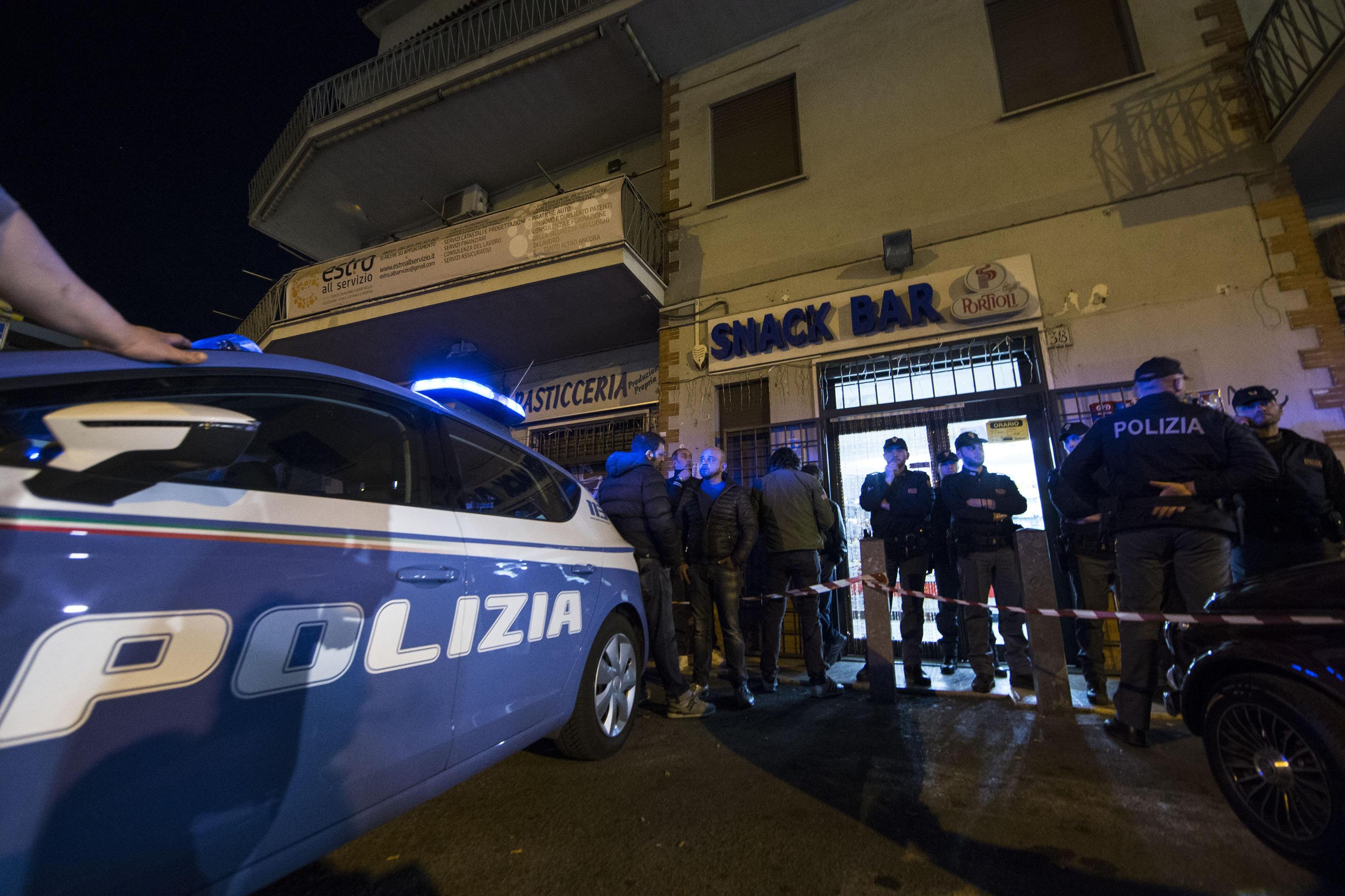 Donna uccisa in un bar a Lunghezza: il marito confessa