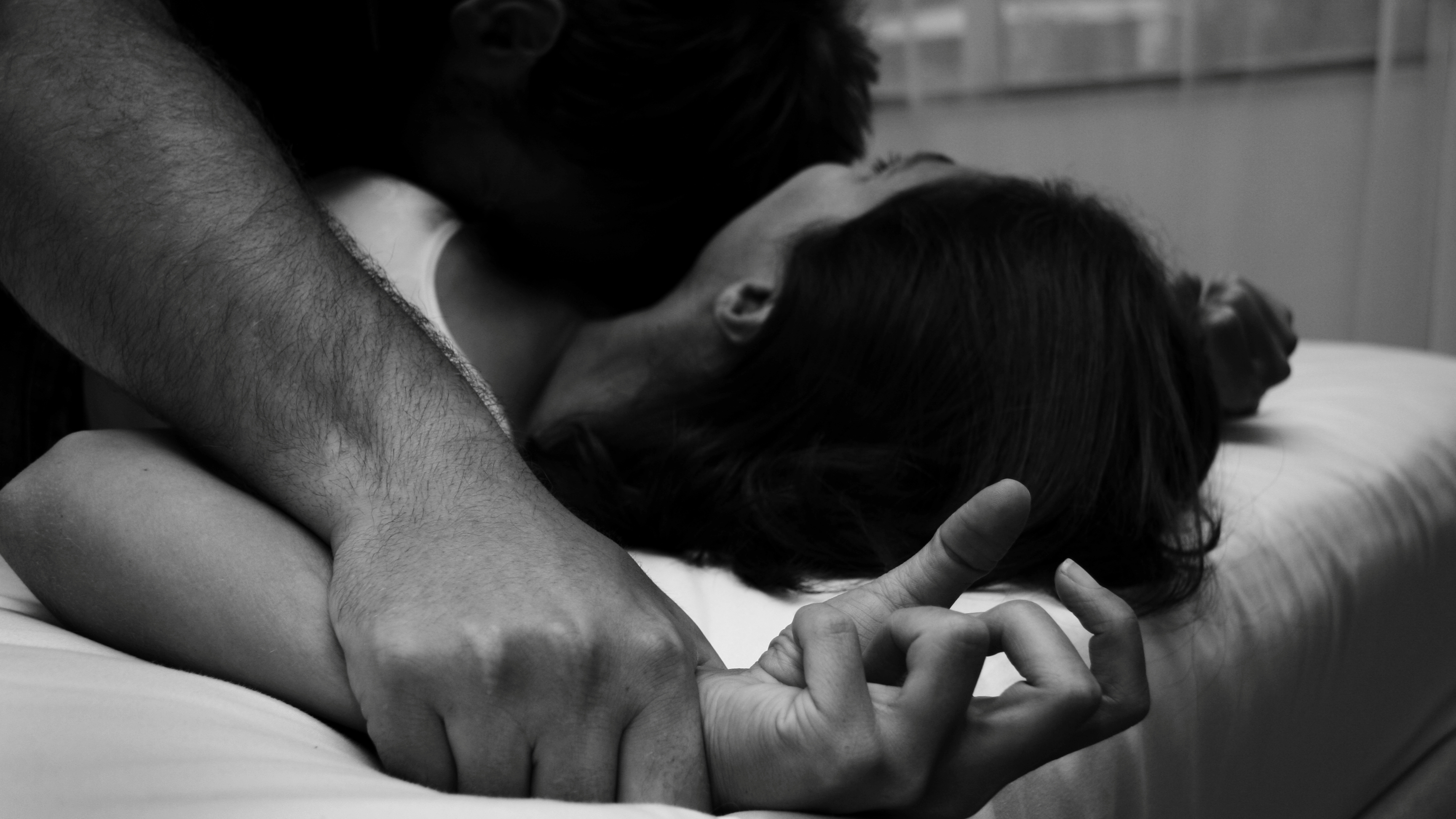 16enne violentata da 5 minorenni in un garage a Salerno